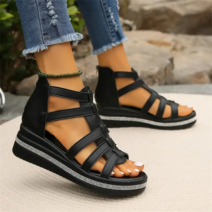"Elegante wedge sandalen met strass en zomerse flair, beige kleur, comfortabel voetbed voor stijlvolle zomeroutfits."