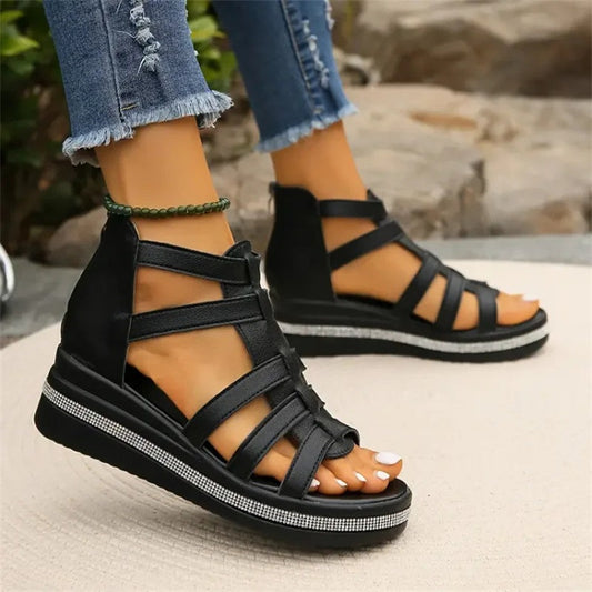 "Elegante wedge sandalen met strass en zomerse flair, beige kleur, comfortabel voetbed voor stijlvolle zomeroutfits."