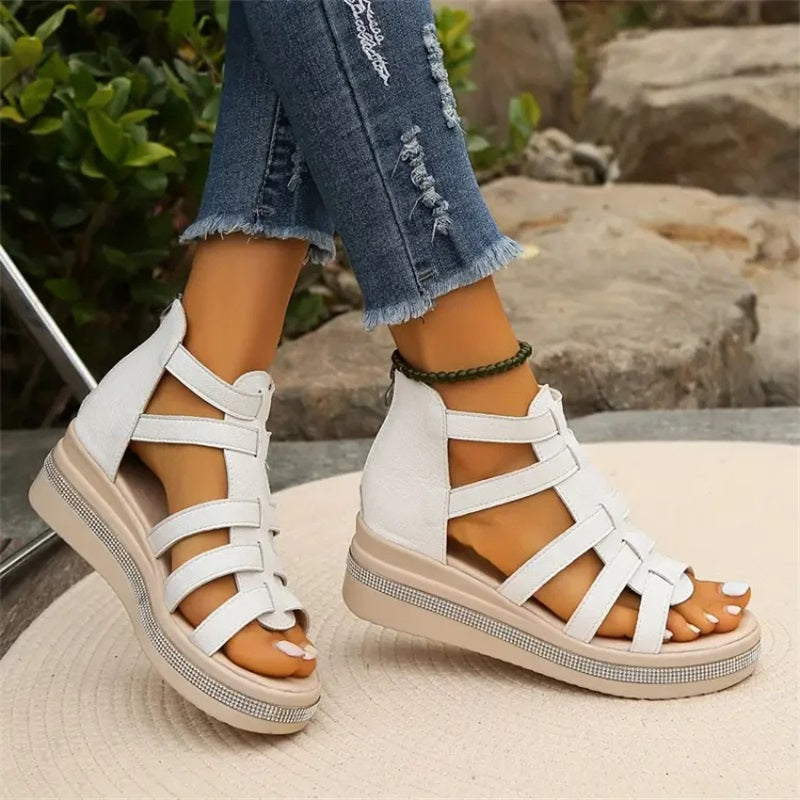 "Elegante wedge sandalen met strass en zomerse flair, beige kleur, comfortabel voetbed voor stijlvolle zomeroutfits."