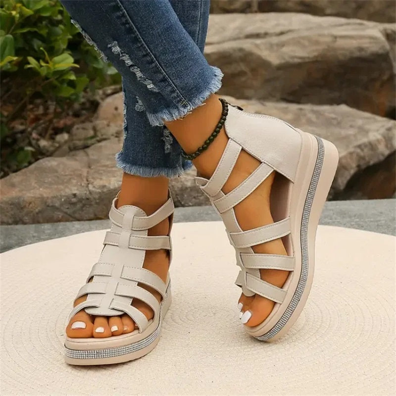 "Elegante wedge sandalen met strass en zomerse flair, beige kleur, comfortabel voetbed voor stijlvolle zomeroutfits."