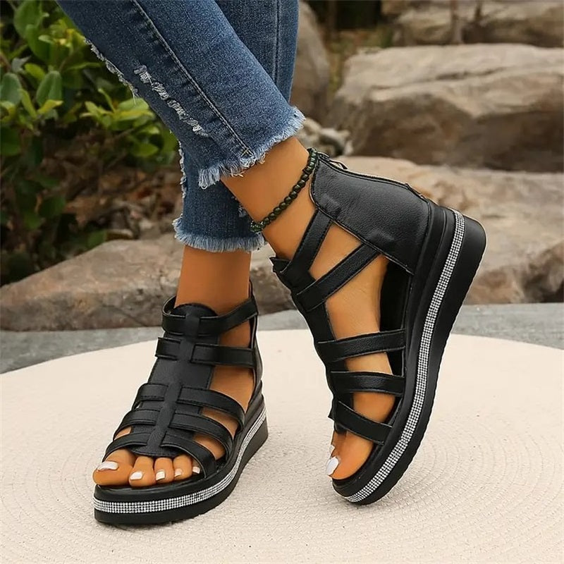 "Elegante wedge sandalen met strass en zomerse flair, beige kleur, comfortabel voetbed voor stijlvolle zomeroutfits."