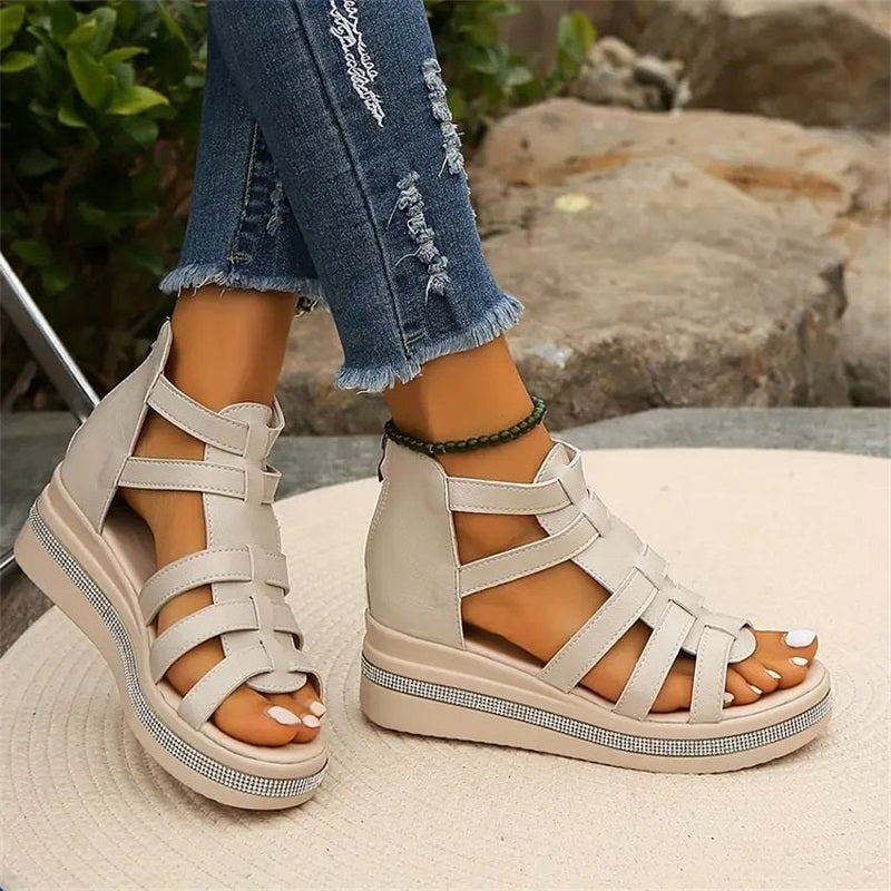 "Elegante wedge sandalen met strass en zomerse flair, beige kleur, comfortabel voetbed voor stijlvolle zomeroutfits."