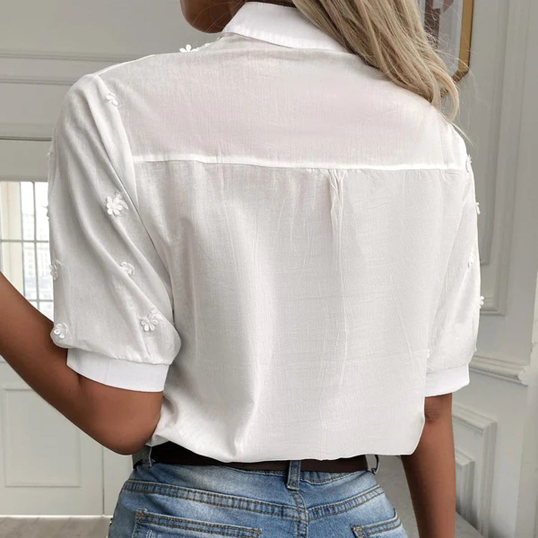 "Elegante witte damesblouse met moderne details, ideaal voor kantoor en casual gelegenheden. Tijdloze en comfortabele stijl."