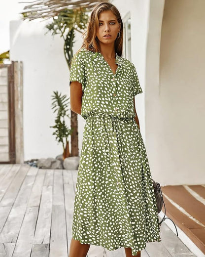 Elegante witte midi-zomerjurk, luchtig materiaal, getailleerde pasvorm voor zomerdagen, ideaal voor diverse gelegenheden.