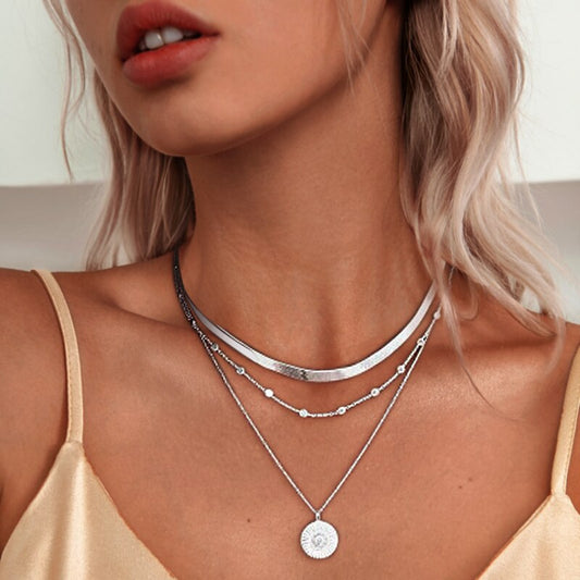 "Elegante zilveren drievoudige ketting van 925 sterling zilver, minimalistisch ontwerp, geschikt voor elke gelegenheid."
