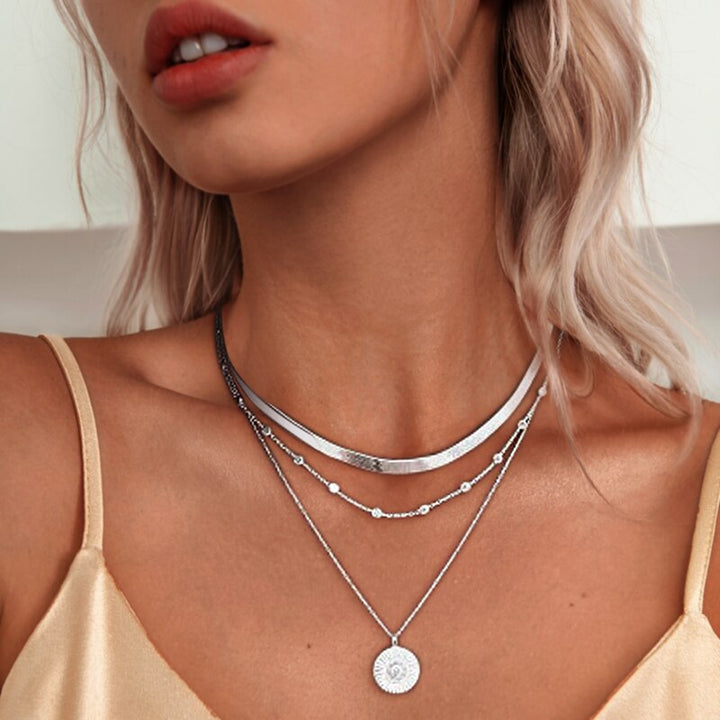Elegante zilveren drievoudige dames ketting van sterling zilver. Perfect minimalistisch sieraad voor elke outfit.