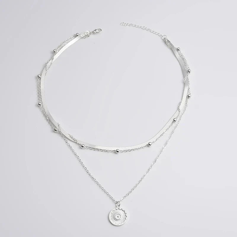 Drievoudige sterling zilveren halsketting voor dames. Stijlvol meerlagig design, ideaal als tijdloos sieraad.