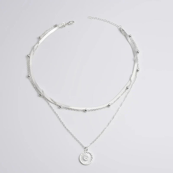 Drievoudige sterling zilveren halsketting voor dames. Stijlvol meerlagig design, ideaal als tijdloos sieraad.