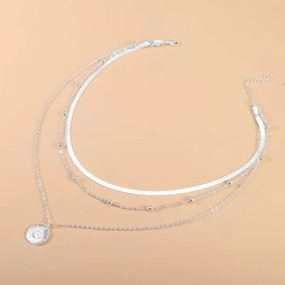 "Elegante zilveren drievoudige ketting van 925 sterling zilver, minimalistisch ontwerp, geschikt voor elke gelegenheid."