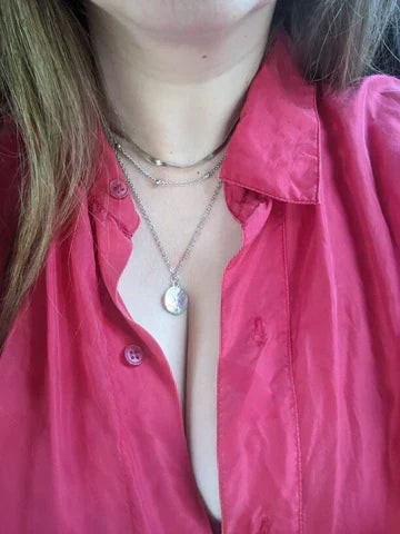 Dames draagt de elegante zilveren drievoudige halsketting. Een schitterend sterling zilver sieraad om te stralen.