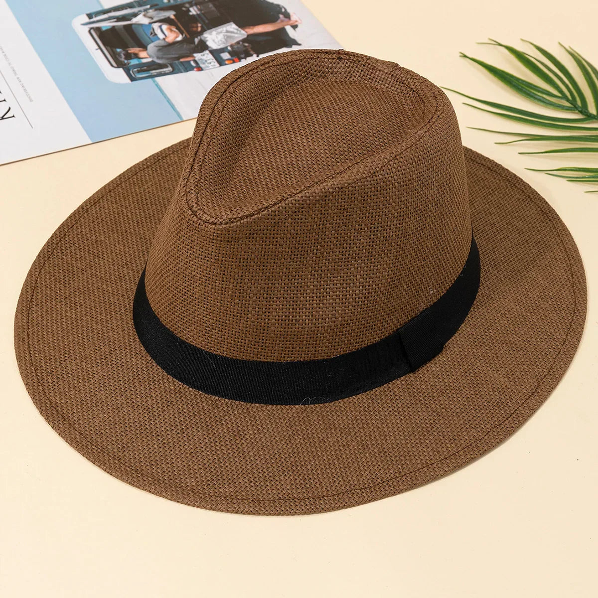 "Elegante zomerhoed van stro met brede rand voor UV-bescherming, verstelbare pasvorm, geschikt voor heren en dames."