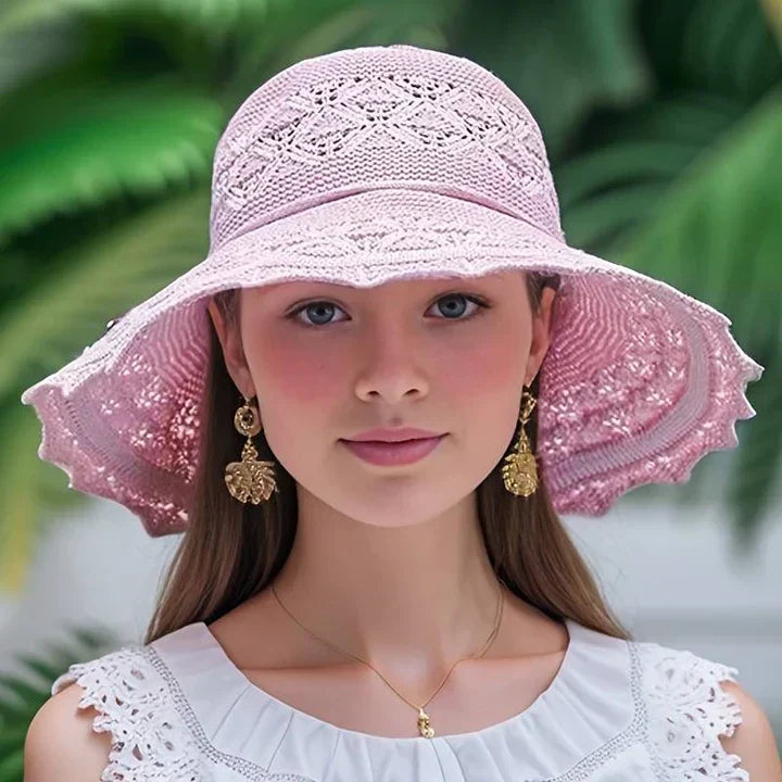 Elegante beige dames zonnehoed met brede rand. Opvouwbaar, ideaal voor zomerse dagen, mode en reizen.
