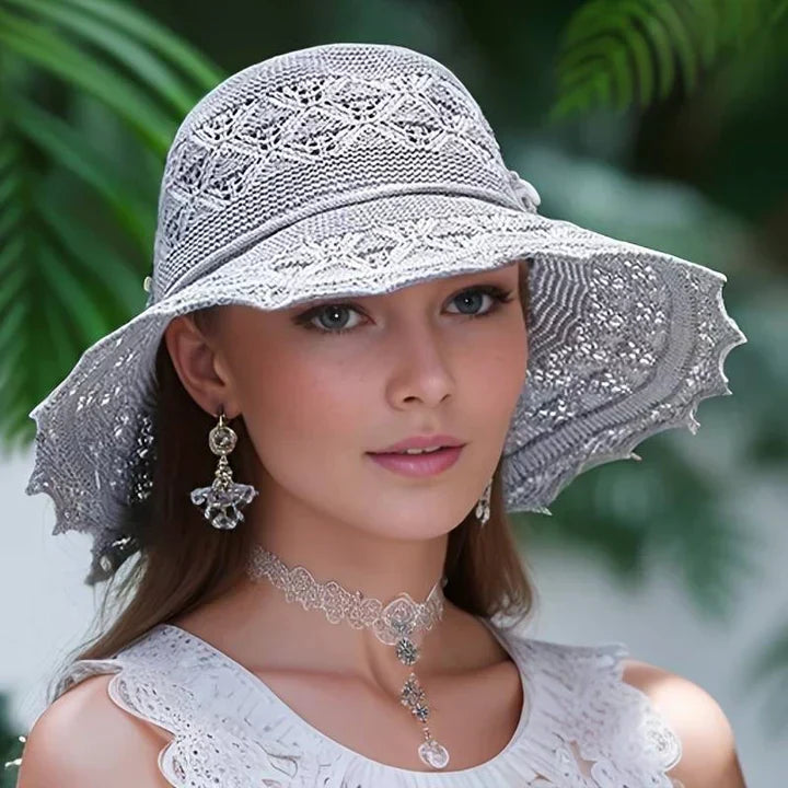 Grijze dames zomerhoed met brede rand. Elegant design, opvouwbaar, perfect voor zon en comfortabel reizen.