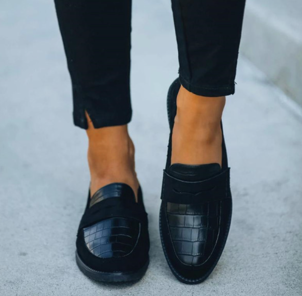 Elegante zwarte dames schoenen met chique design, ideaal voor zowel casual als formele gelegenheden. Comfortabel en stijlvol.