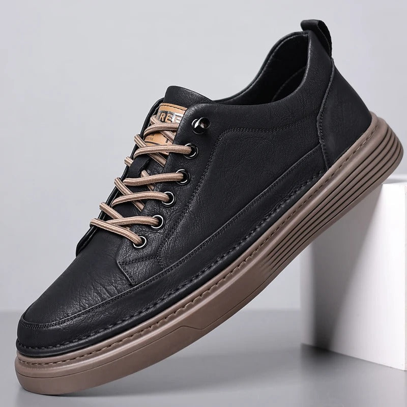 "Elegante zwarte leren herenschoenen met comfortabele zool en ademend materiaal, ideaal voor stijlvolle en casual outfits."