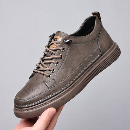 "Elegante zwarte leren herenschoenen met comfortabele zool en ademend materiaal, ideaal voor stijlvolle en casual outfits."