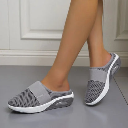 Elegante zwarte orthopedische damesslippers met ademend ontwerp en comfortabel voetbed voor langdurig draagcomfort.