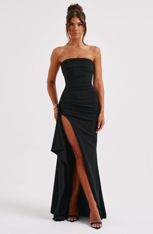 "Elegante zwarte splitjurk voor dames, nauwsluitend en verfijnd, perfect voor formele evenementen en avondjes uit."