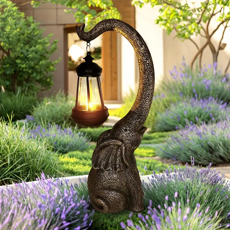 Olifant tuinlamp verlicht sfeervol de avond. Unieke decoratie en charmante binnen/buiten sfeerverlichting.