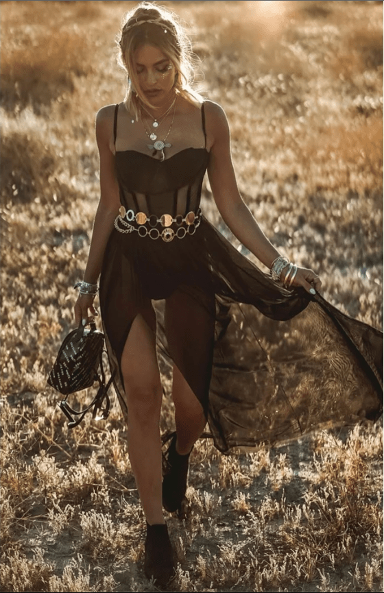 Zomerse elegantie met deze mouwloze vintage festivaljurk voor dames, beschikbaar in zwart en wit.