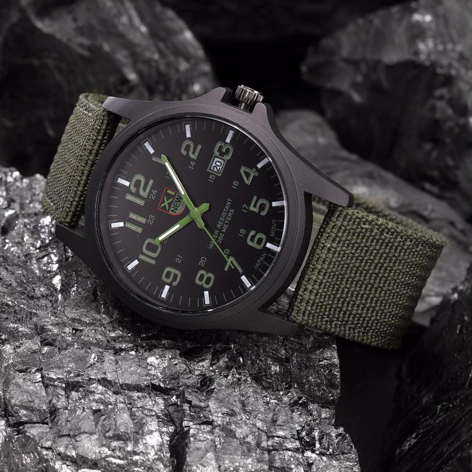 Militair polshorloge om de pols, klaar voor outdoor avontuur. Robuust en betrouwbaar gadget.