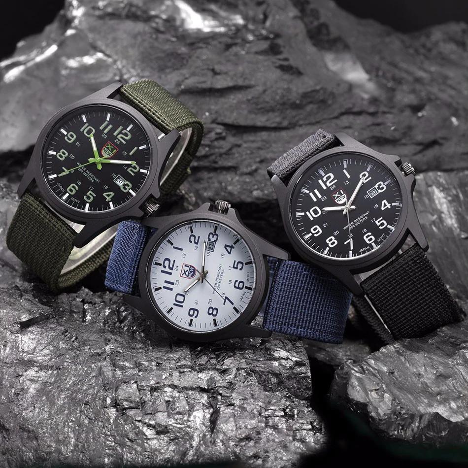 Stoer digitaal militair herenhorloge met schokbestendig design en heldere achtergrondverlichting.