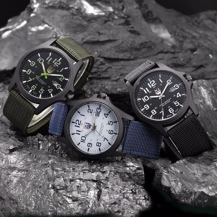 Stoer digitaal militair herenhorloge met schokbestendig design en heldere achtergrondverlichting.