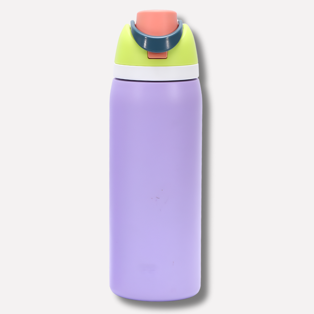 Essentiële hydratatie tool: geïsoleerde drinkfles met rietje; altijd fris water binnen handbereik.