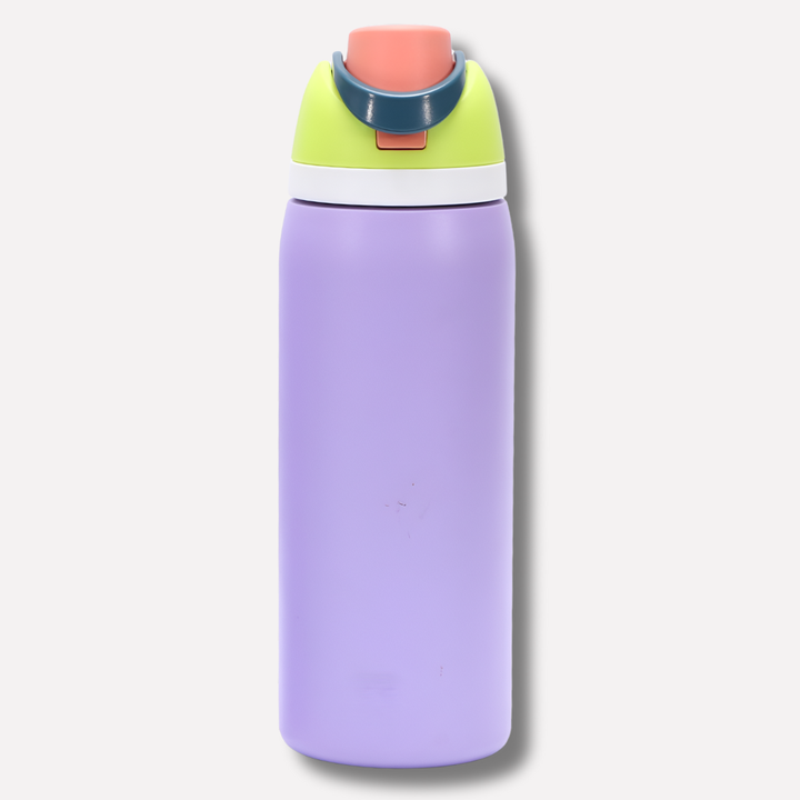 Essentiële hydratatie tool: geïsoleerde drinkfles met rietje; altijd fris water binnen handbereik.
