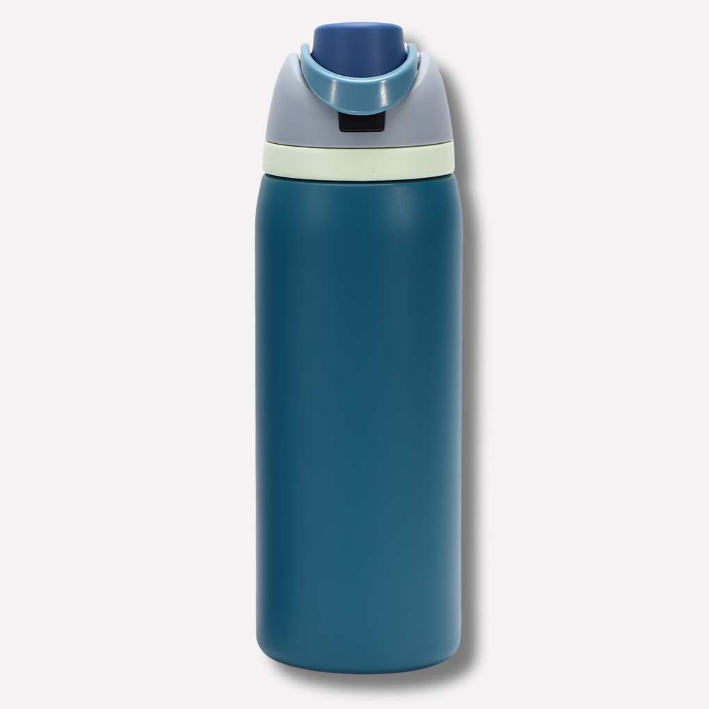 Hoogwaardige roestvrijstalen waterfles met rietje; duurzaam en BPA-vrij voor veilig drinken.