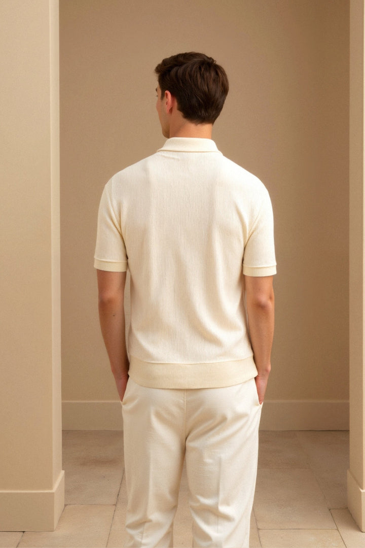 Elegant casual heren polo t-shirt met subtiele structuur, tijdloos en veelzijdig voor dagelijks gebruik.