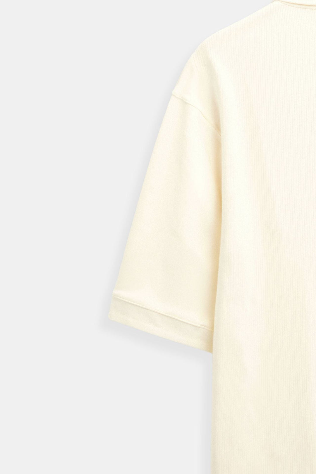 Modern heren poloshirt met verfijnde structuur, korte mouw, voor een smart-casual en comfortabele outfit.