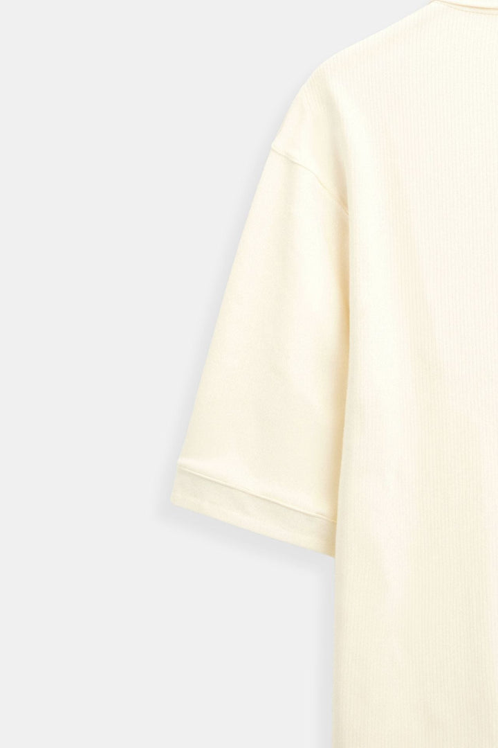 Modern heren poloshirt met verfijnde structuur, korte mouw, voor een smart-casual en comfortabele outfit.