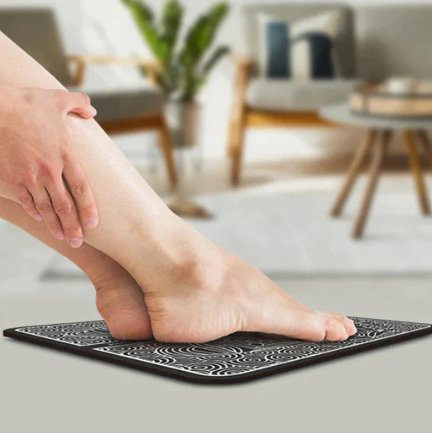 "EMS mat voor neuropathie met blauw-wit patroon, gestroomlijnd ontwerp voor ontspanning en betere bloedsomloop thuis."