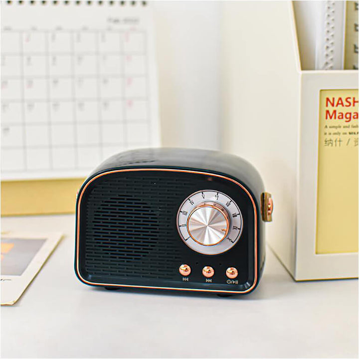Unisex draagbare retro Bluetooth luidspreker, inclusief FM-radio voor onderweg. Beschikbaar in wit.