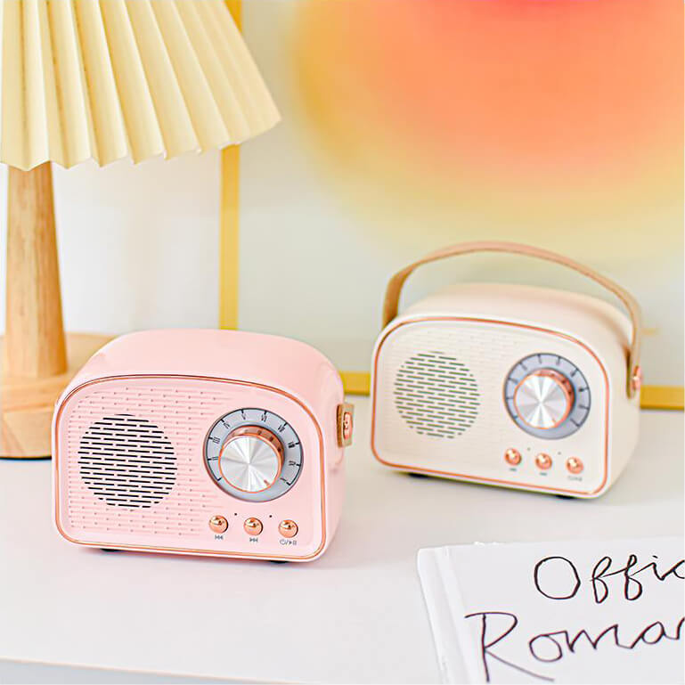 Witte draadloze retro speaker met FM-radio. Een stijlvolle aanvulling voor elke kamer, perfect cadeau.
