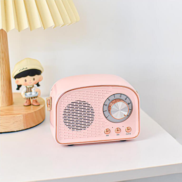 Roze vintage Bluetooth radio luidspreker, ideaal voor muziek, decoratie en een retro sfeer.