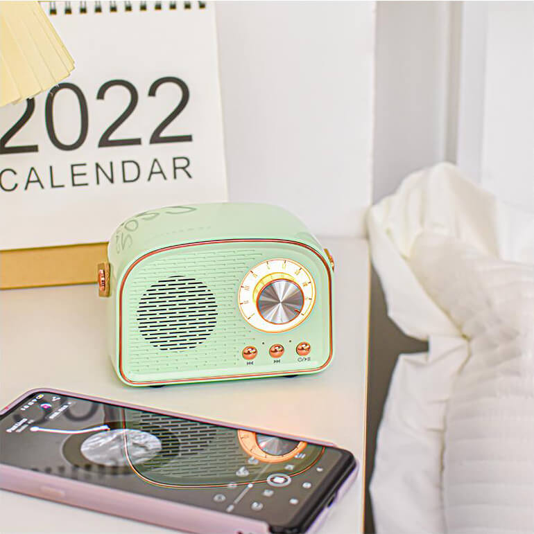 Compacte retro Bluetooth luidspreker met FM-radio voor heldere audio en draadloze verbinding.