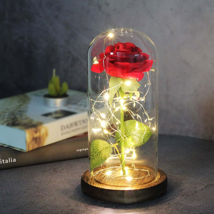 Eeuwige roos met LED verlichting onder glazen stolp, ideaal voor romantische interieurdecoratie.