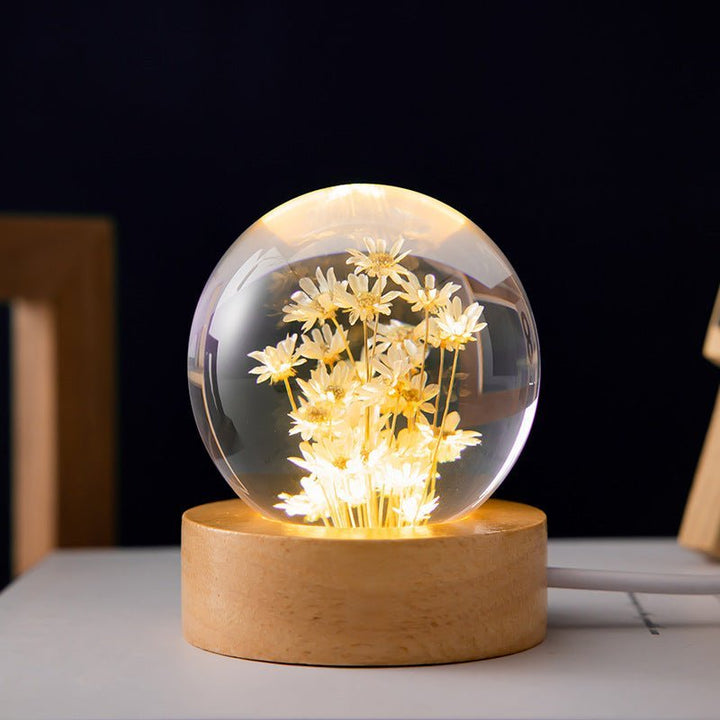 Gedetailleerde weergave van de kristallen bol lamp met eeuwige bloemen en zacht LED sfeerlicht. Geschikt als nachtlampje.