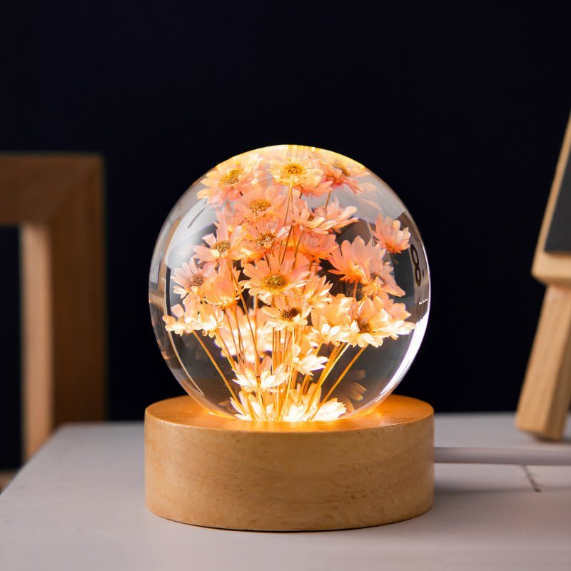 Decoratieve Lumora kristallen bol lamp met natuurlijke, eeuwige bloemen. Zorgt voor rustgevend sfeerlicht, USB-gevoed.