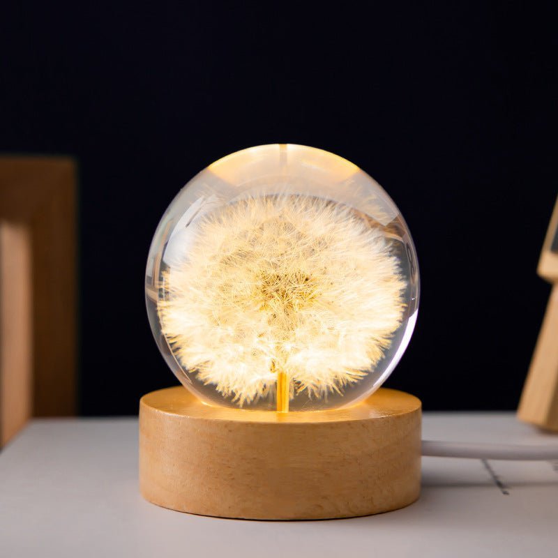 Close-up van de kristallen bol lamp met schitterende eeuwige bloemen, een eyecatcher voor elk modern interieur.