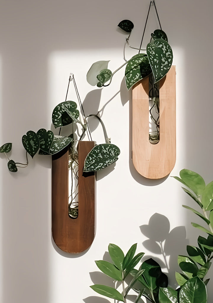 Grenenhouten muurbloemenhouder voor kamerplanten. Rustiek design wanddecoratie voegt natuurlijke sfeer aan interieur.