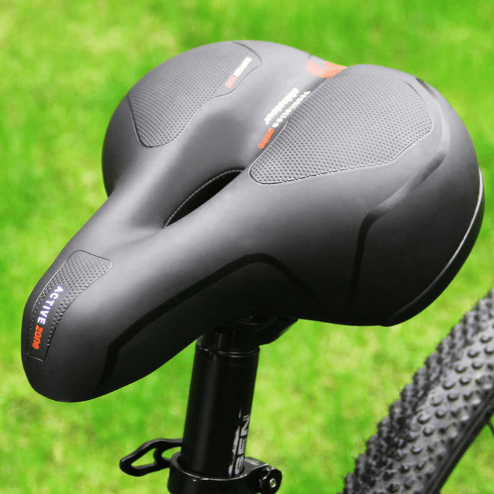 Comfortabel kunstleer SoftRide fietszadel, met extra vulling voor langdurig comfort tijdens elke rit.