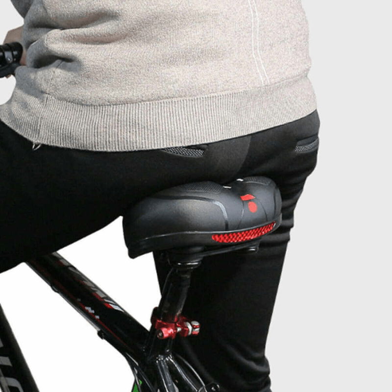 Zwart SoftRide ergonomisch comfortzadel, een essentieel fietsaccessoire voor pijnvrij fietsplezier.