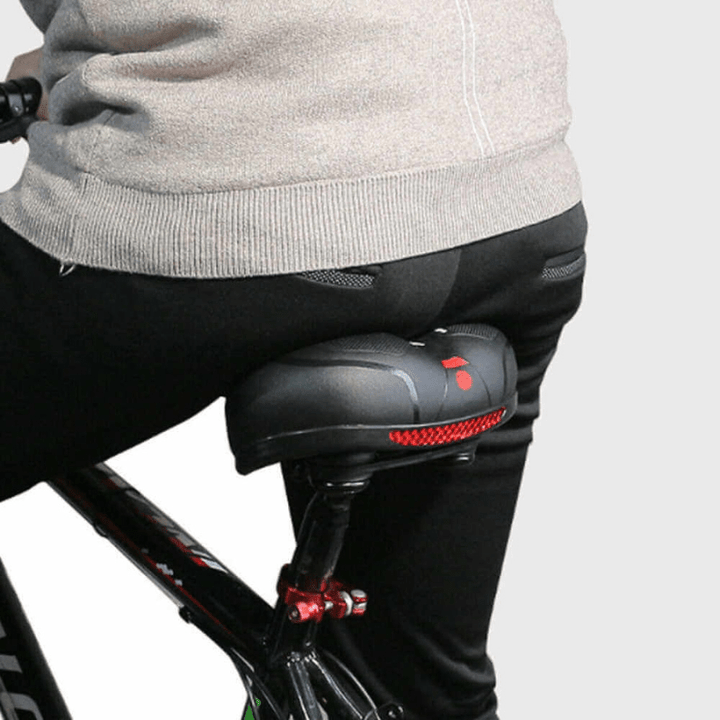 Zwart SoftRide ergonomisch comfortzadel, een essentieel fietsaccessoire voor pijnvrij fietsplezier.