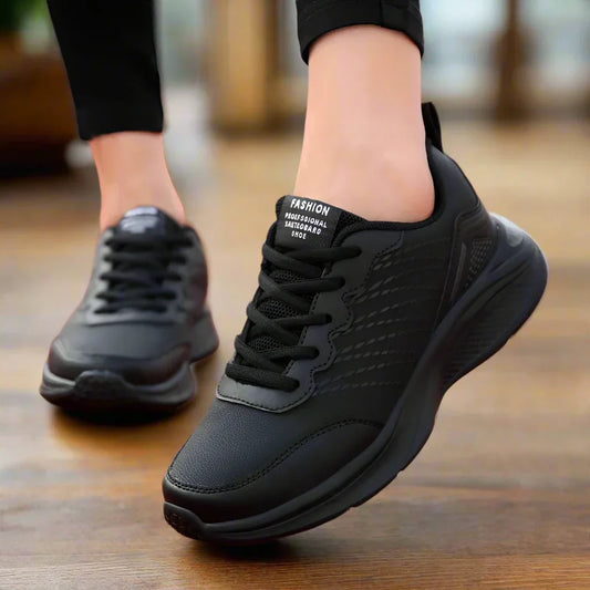 "Ergonomische anti-slip horecaschoenen voor dames, zwart en roze design met ademend materiaal en comfortabele pasvorm."