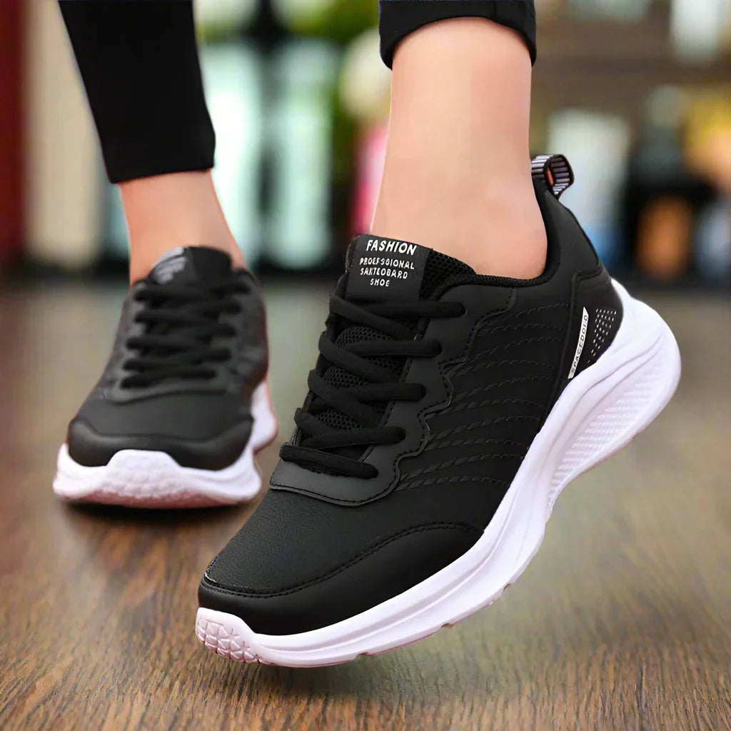 "Ergonomische anti-slip horecaschoenen voor dames, zwart en roze design met ademend materiaal en comfortabele pasvorm."