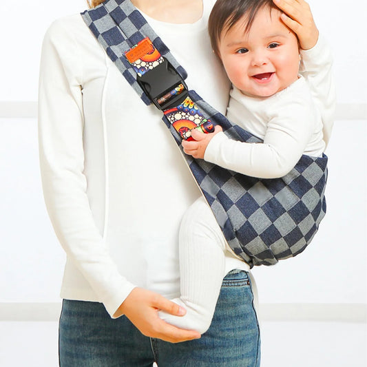 "Ergonomische baby draagzak in zwart met aanpasbare banden, ademend materiaal voor comfortabel dragen van je kind."