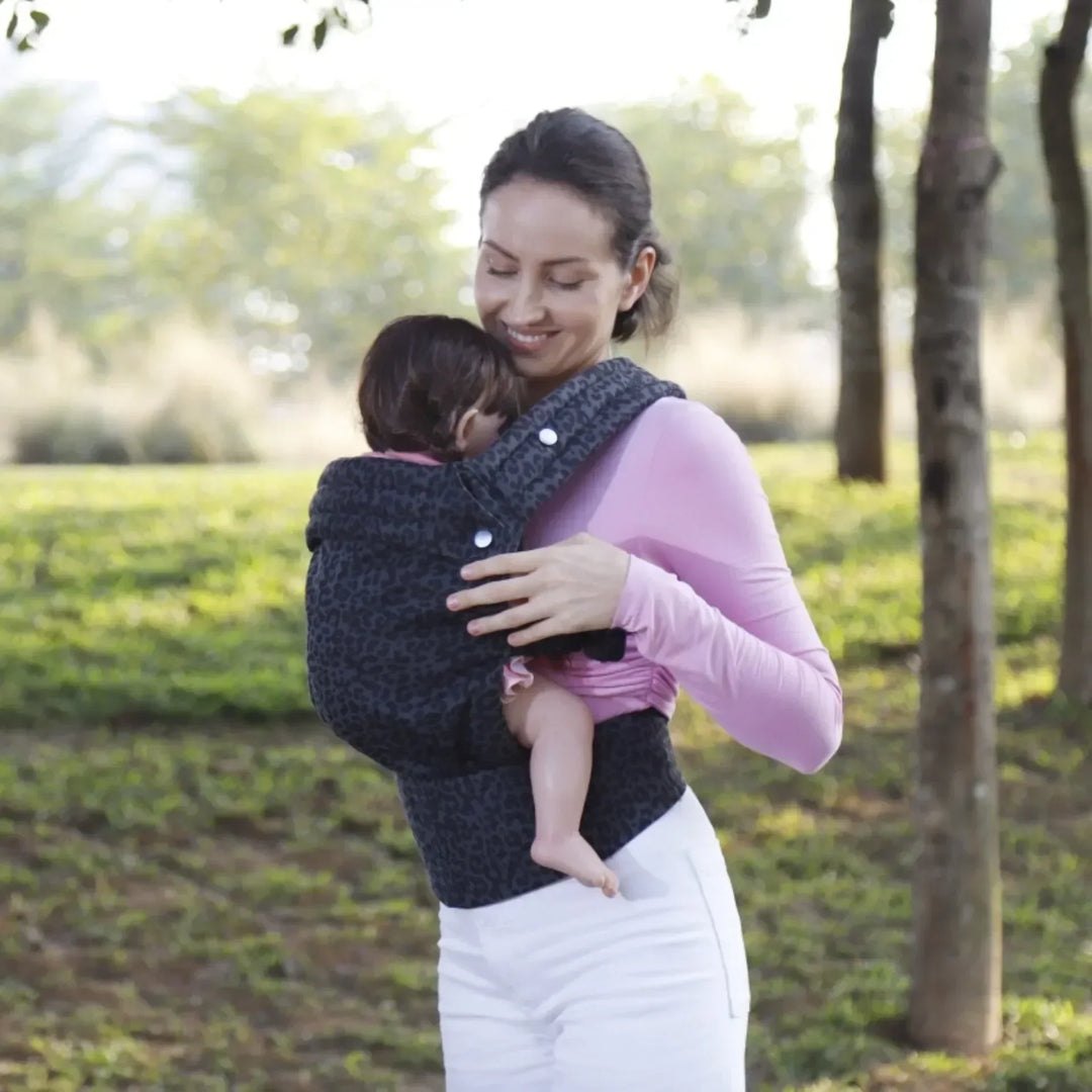 Veelzijdige babydraagzak voor buik- en rugdragen. Flexibel en ergonomisch voor ouder en kind.